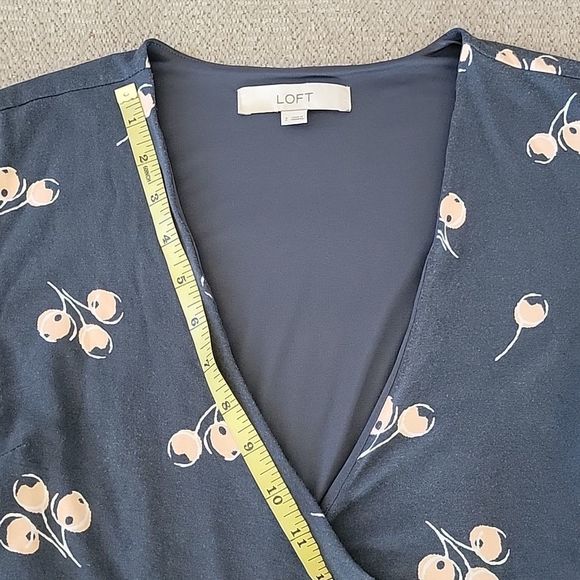 LOFT Gray with Cherries Short Sleeve Wrap Dress with Belt - Size 2 - Picture 6 of 15